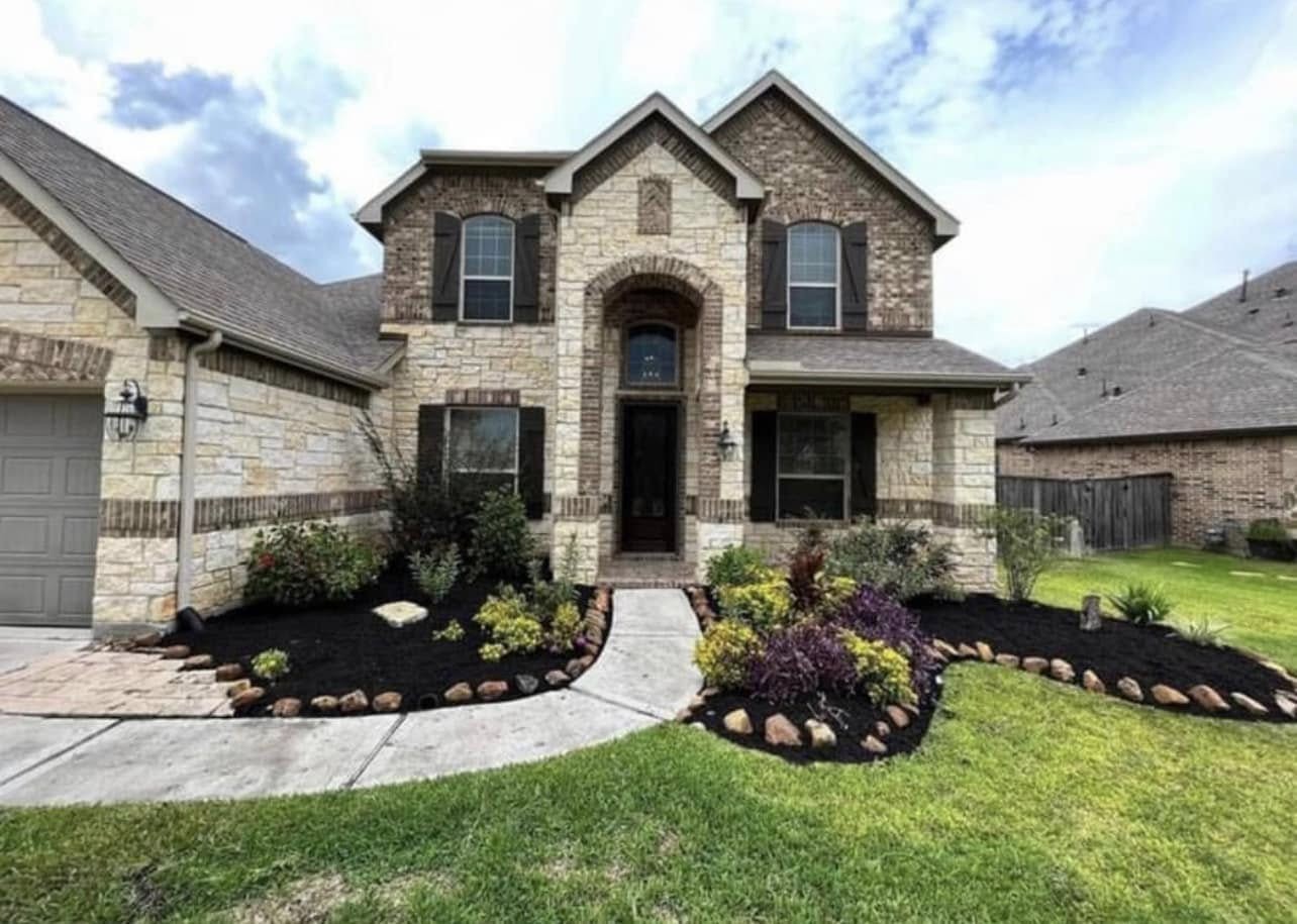 Front-yard curb appeal with fresh mulch beds and new plants by Arvo Landscapes, Cypress TX